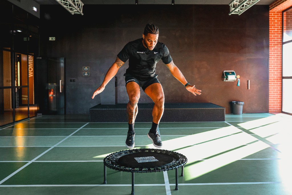 Aula de Jump no trampolim — explosão, ritmo e técnica